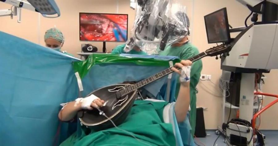 Θεσσαλονίκη: Έπαιζε μπουζούκι την ώρα που οι γιατροί τον χειρουργούσαν στον εγκέφαλο