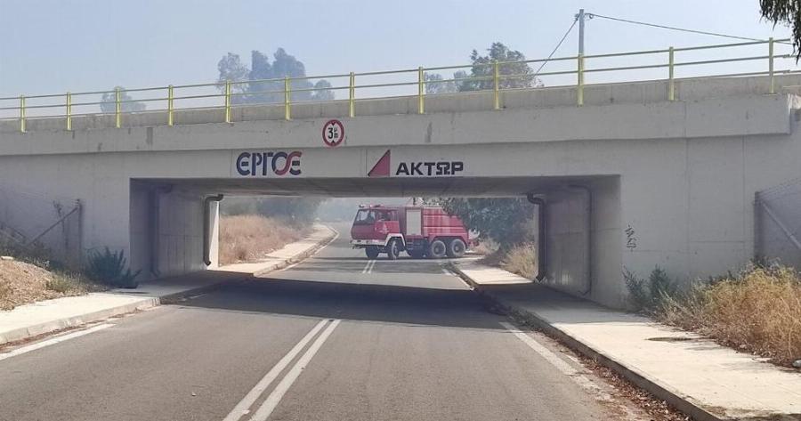 Ελληνική ντροπή: Δεν χωρούσαν τα πυροσβεστικά να περάσουν κάτω από τη γέφυρα