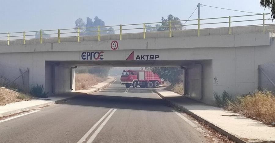 Ελληνική ντροπή: Δεν χωρούσαν τα πυροσβεστικά να περάσουν κάτω από τη γέφυρα