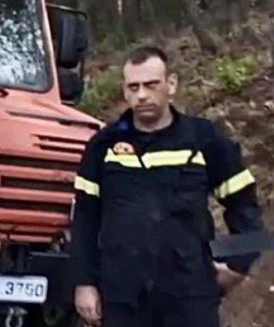 Το βλέμμα του πυροσβέστη προς τον Κυριάκο Μητσοτάκη τα λέει όλα