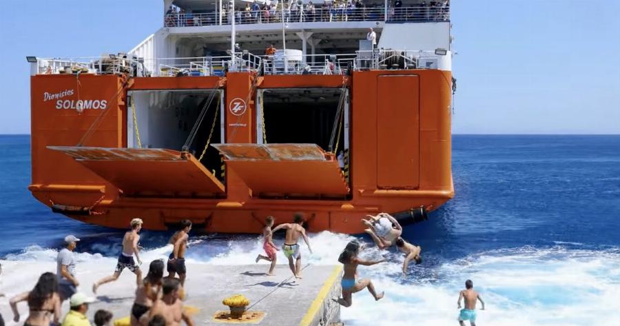 Σίκινος: Αποχαιρετούν τους τουρίστες κάνοντας βουτιές στο λιμάνι