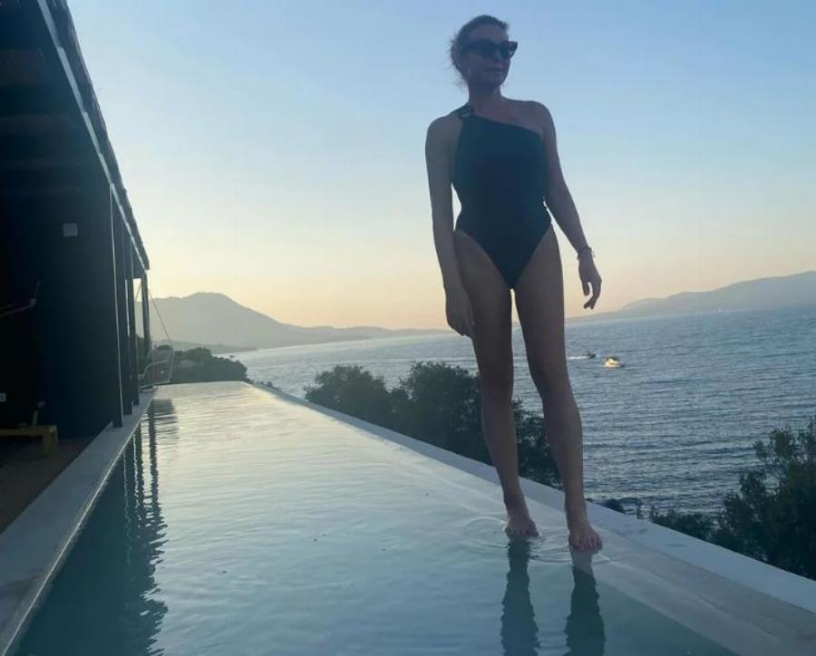 Τατιάνα Στεφανίδου: Ποζάρει στο Ιόνιο με το μαύρο ολόσωμο μαγιό στην άκρη ιδιωτικής πισίνας