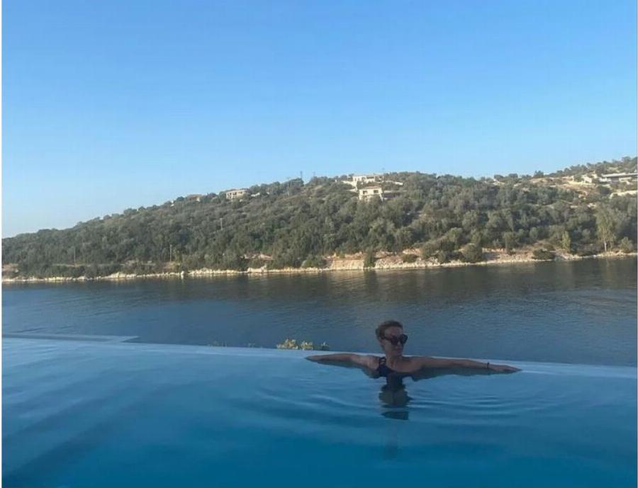 Τατιάνα Στεφανίδου: Ποζάρει στο Ιόνιο με το μαύρο ολόσωμο μαγιό στην άκρη ιδιωτικής πισίνας