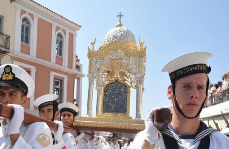 Δεν θα πραγματοποιηθεί η λιτανεία της Παναγίας στην Τήνο ενώ στη Χίο λιτάνευσαν μαριονέτα