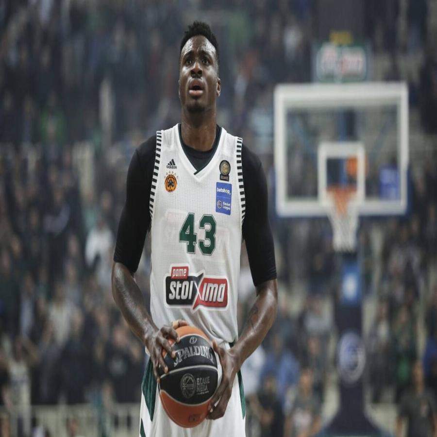 «Με λένε Θανάση Αντετοκούνμπο, γεννήθηκα στην Ελλάδα και πήγα εδώ δημοτικό, γυμνάσιο και λύκειο»