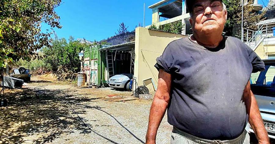 80χρονος άντρας έμεινε πίσω κρυφά και έσωσε μόνος του το σπίτι του στη φωτιά της Βαρυμπόμπης