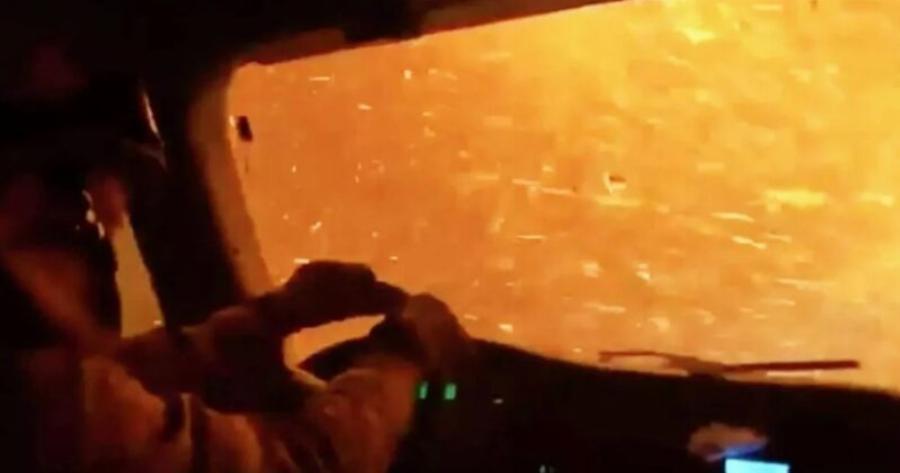 Φωτιά στη Βαρυμπόμπη: Η εφιαλτική στιγμή που πυροσβεστικό όχημα περνάει μέσα από τις φλόγες