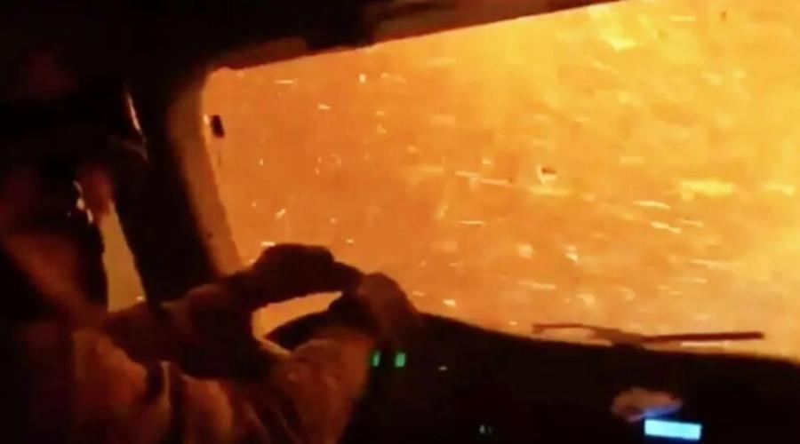 Φωτιά στη Βαρυμπόμπη: Η εφιαλτική στιγμή που πυροσβεστικό όχημα περνάει μέσα από τις φλόγες