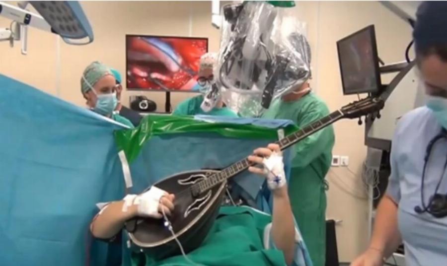 Θεσσαλονίκη: Έπαιζε μπουζούκι την ώρα που οι γιατροί τον χειρουργούσαν στον εγκέφαλο