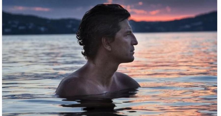 Σαν αρχαίος Έλληνας Θεός: Ο Σάκης Ρουβάς ποζάρει με φόντο το ηλιοβασίλεμα