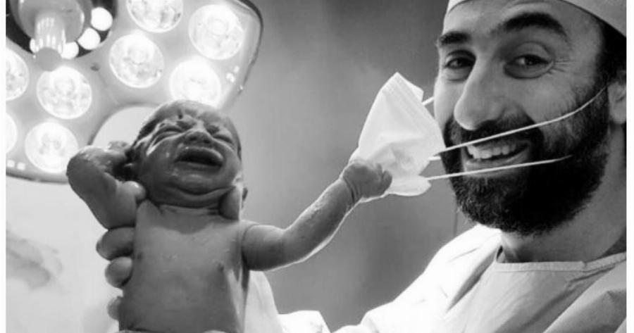 Το σύμβολο της ελπίδας: Νεογέννητο μωράκι αφαιρεί τη μάσκα γιατρού