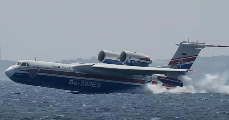 Ξεπερνάει τα όρια της φυσικής: Το Beriev Be-200 πέφτει στη θάλασσα και το νερό σχίζεται στα δυο