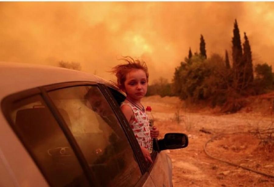 «Η Βαλεντίνα σταμάτησε να κλαίει»: Η ιστορία της εικόνας του κοριτσιού που συγκλόνισε όλη την Ελλάδα