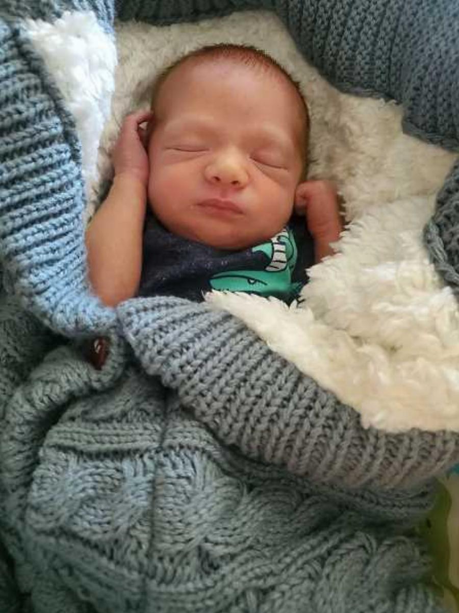 Κορίτσι μόλις 11χρονών ξεγέννησε την μητέρα του ενώ περίμεναν το ασθενοφόρο