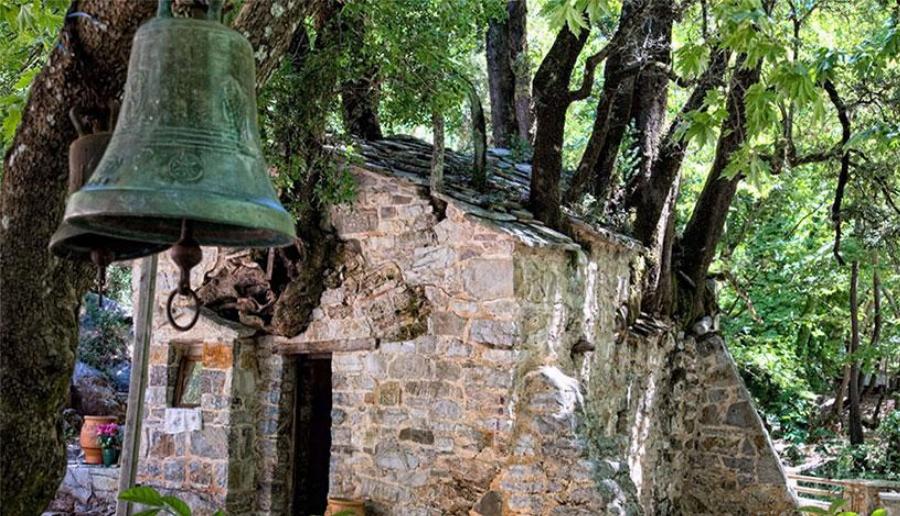 Μεγάλη γιορτή για την Εκκλησία: Γιορτάζει η Αγία Θεοδώρα στα Βάστα και το εκκλησάκι με τα 17 πλατάνια στη στέγη