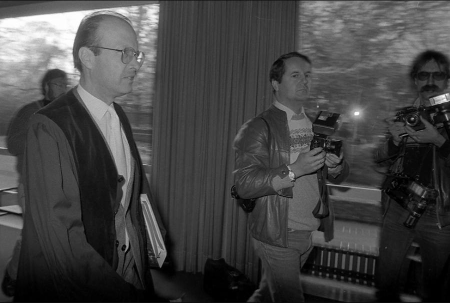 Σκότωσε τον βιαστή και δολοφόνο της κόρης της μέσα στο δικαστήριο