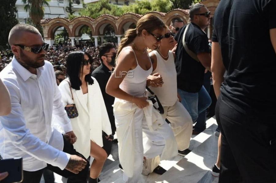 Συντετριμμένη η Ελένη Φουρέιρα στην κηδεία του Mad Clip: Τον αποχαιρετάει ντυμένη στα λευκά