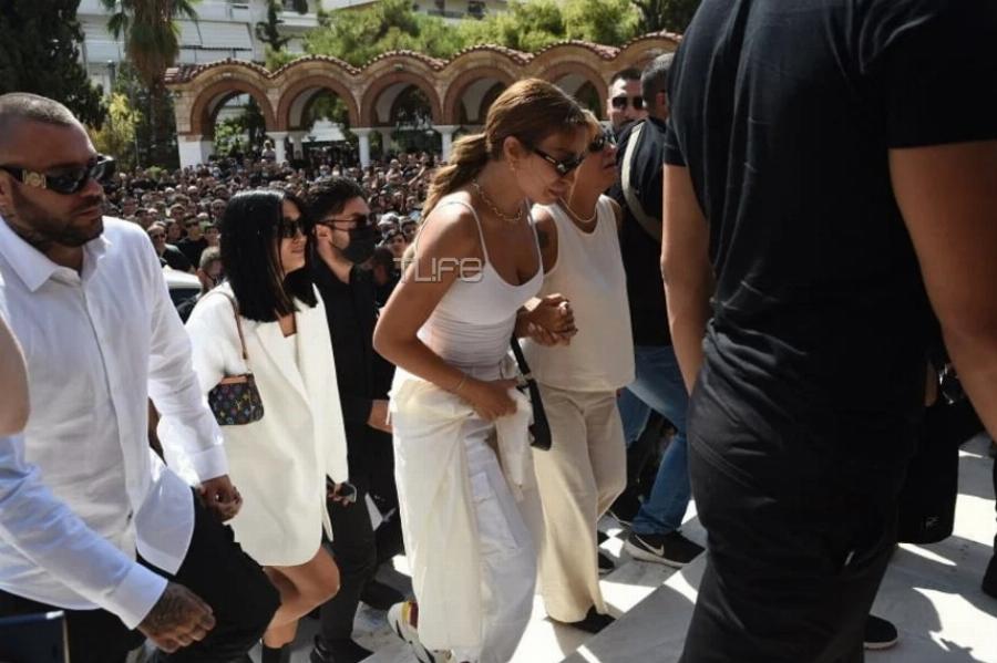 Συντετριμμένη η Ελένη Φουρέιρα στην κηδεία του Mad Clip: Τον αποχαιρετάει ντυμένη στα λευκά