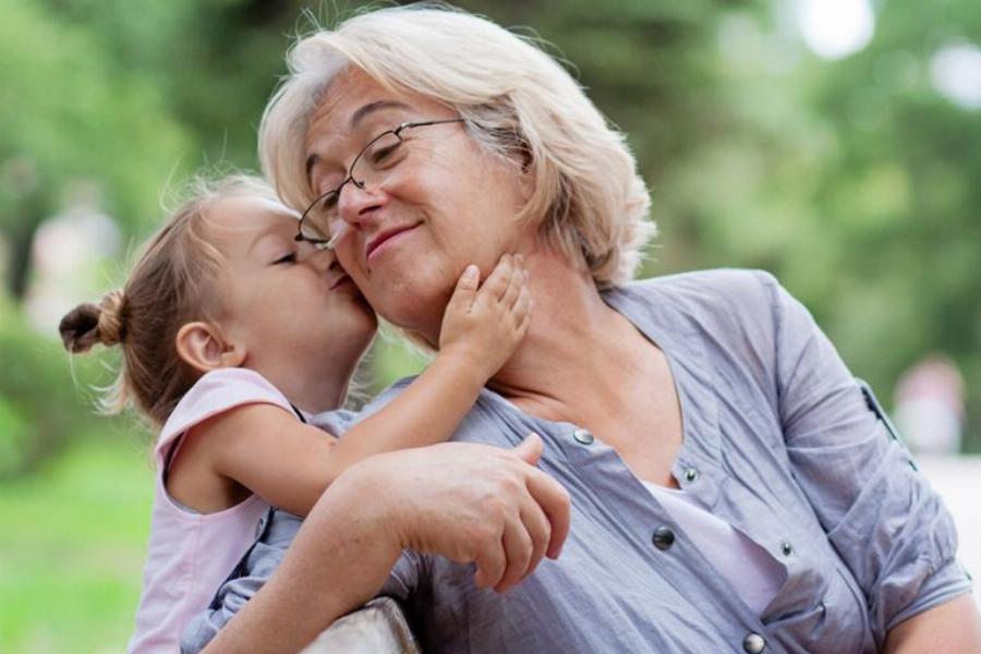 “Οι γονείς μπερδεύονται: Δεν είμαι η babysitter των παιδιών, είμαι η γιαγιά τους”