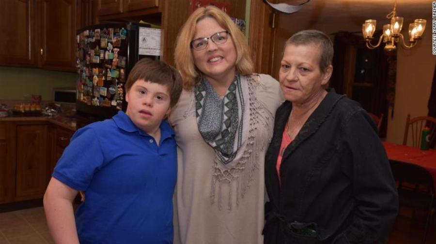 Ηρωίδα δασκάλα υιοθέτησε το μαθητή της με σύνδρομο Down αφού η μαμά του πέθανε από καρκίνο του μαστού