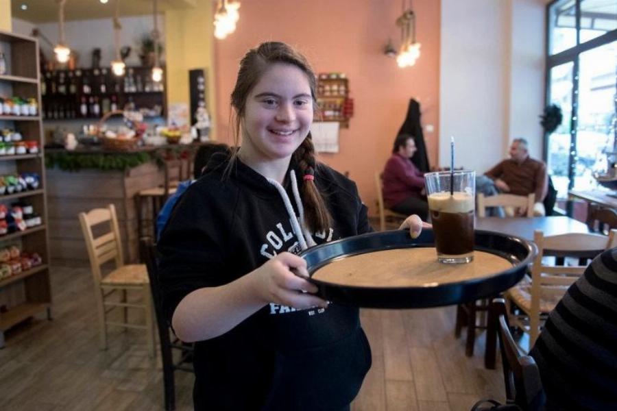 Εργασία και ευκαιρίες για όλους: Στη Δράμα ένας τυφλός και μία κοπέλα με σύνδρομο Down, σερβίρουν σε μεζεδοπωλείο