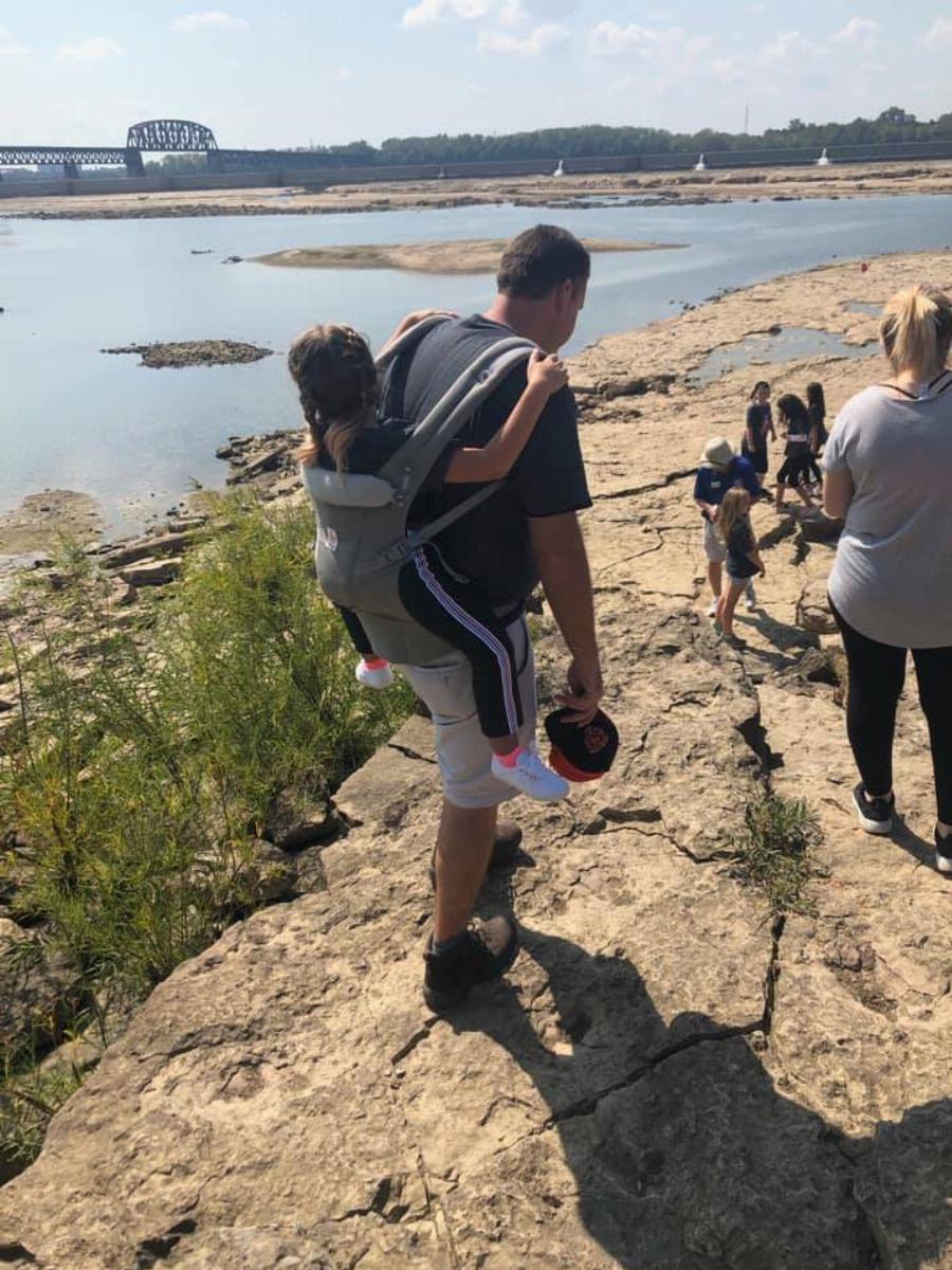 Συγκινητική ιστορία: Δάσκαλος μεταφέρει παράλυτη μαθήτριά του στην πλάτη για να μη χάνει τις εκδρομές