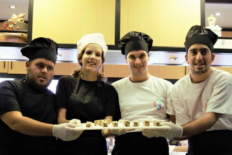 Δεν τους προσλάμβανε κανείς και άνοιξαν δική τους επιχείρηση: 4 νέοι Έλληνες με αυτισμό και η επιχείρηση των σνακ