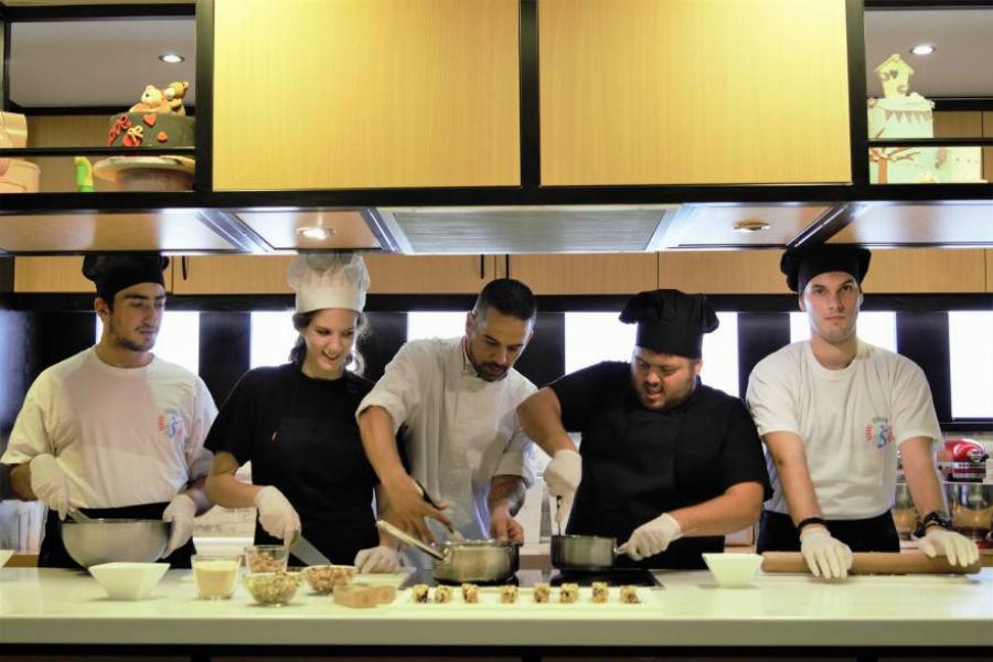 Δεν τους προσλάμβανε κανείς και άνοιξαν δική τους επιχείρηση: 4 νέοι Έλληνες με αυτισμό και η επιχείρηση των σνακ