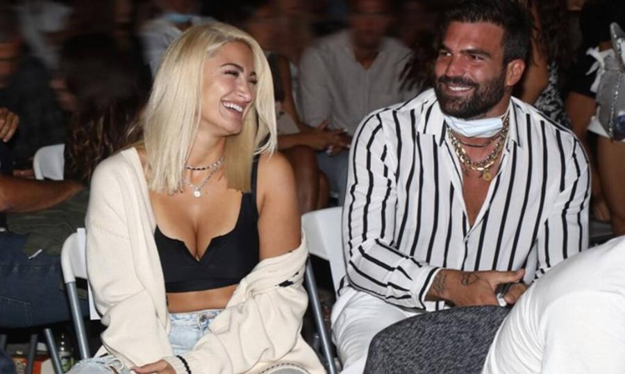 Πρώτη δημόσια βραδινή εμφάνιση της Τούνη με τον Αλεξάνδρου – Φανερά ερωτευμένοι σε συναυλία