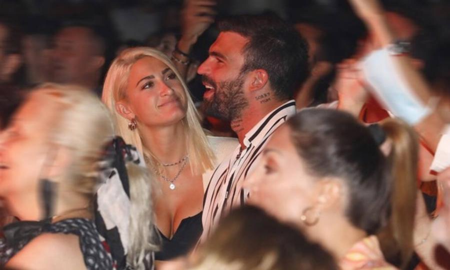 Πρώτη δημόσια βραδινή εμφάνιση της Τούνη με τον Αλεξάνδρου – Φανερά ερωτευμένοι σε συναυλία