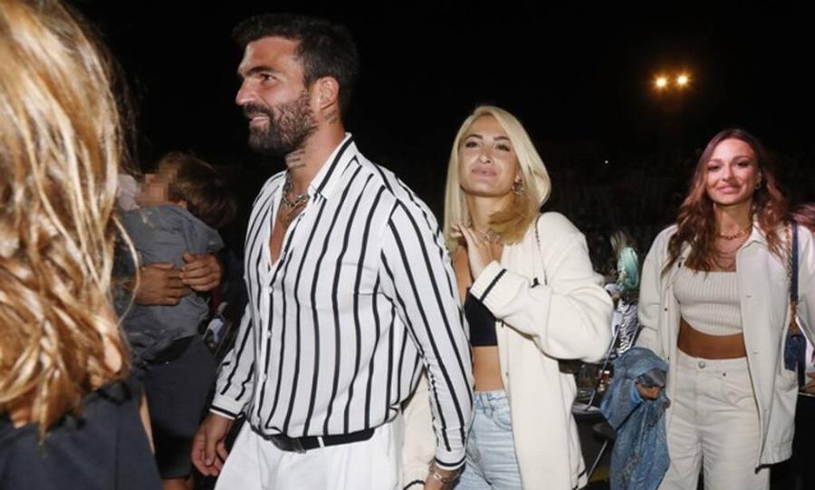 Πρώτη δημόσια βραδινή εμφάνιση της Τούνη με τον Αλεξάνδρου – Φανερά ερωτευμένοι σε συναυλία