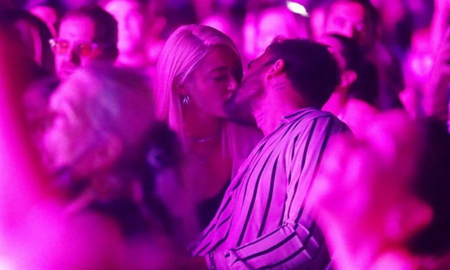 Πρώτη δημόσια βραδινή εμφάνιση της Τούνη με τον Αλεξάνδρου – Φανερά ερωτευμένοι σε συναυλία