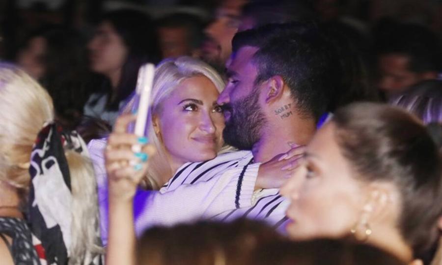 Πρώτη δημόσια βραδινή εμφάνιση της Τούνη με τον Αλεξάνδρου – Φανερά ερωτευμένοι σε συναυλία