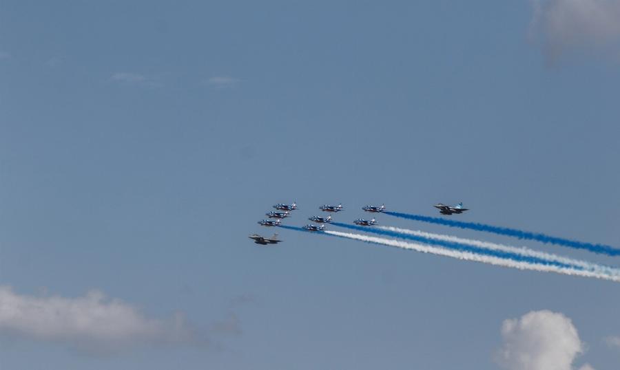 Γαλλικά αεροσκάφη: Σχημάτισαν τα ελληνικά χρώματα στον Αττικό ουρανό