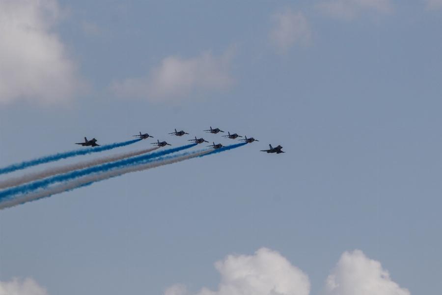 Γαλλικά αεροσκάφη: Σχημάτισαν τα ελληνικά χρώματα στον Αττικό ουρανό