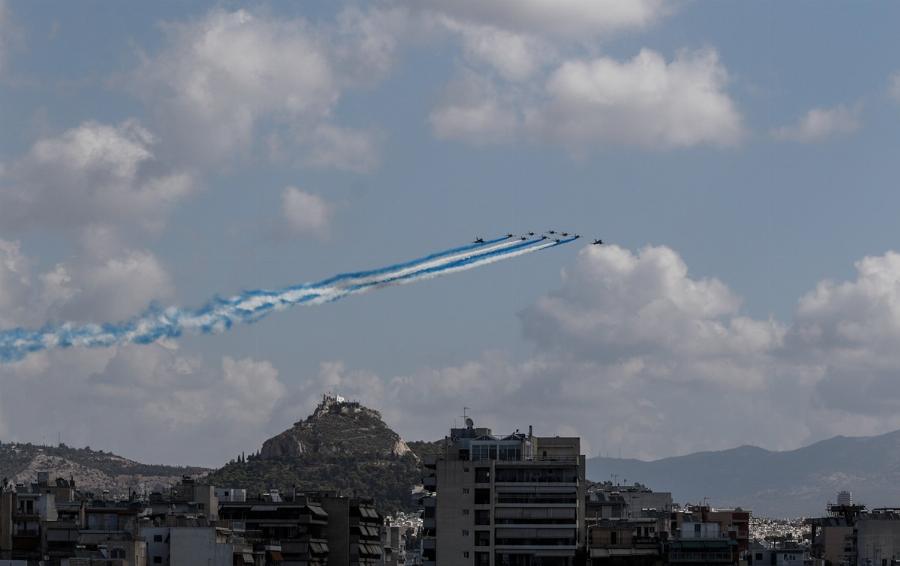 Γαλλικά αεροσκάφη: Σχημάτισαν τα ελληνικά χρώματα στον Αττικό ουρανό