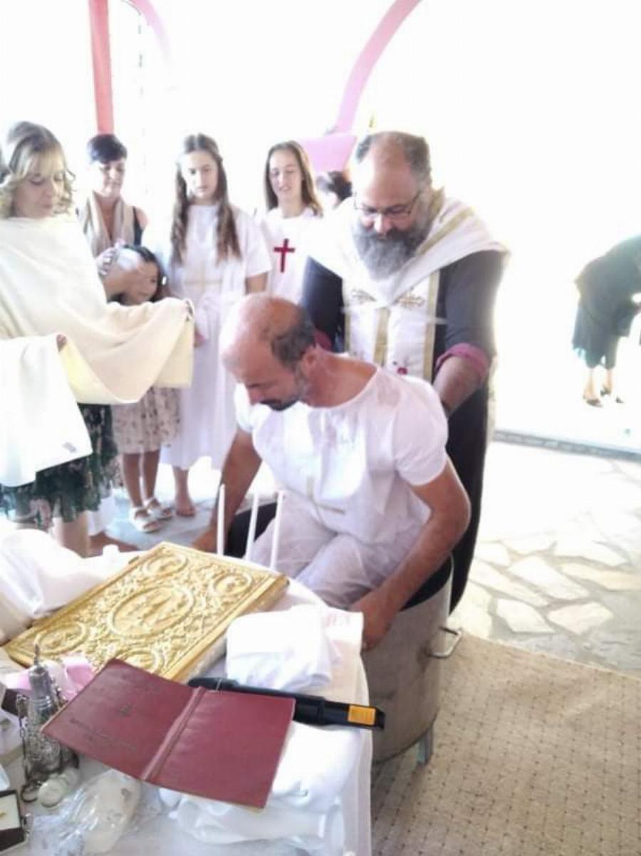Επταμελής οικογένεια Αλβανών βαπτίστηκαν Χριστιανοί: Τα τελευταία 20 χρόνια ζουν στην Κρήτη