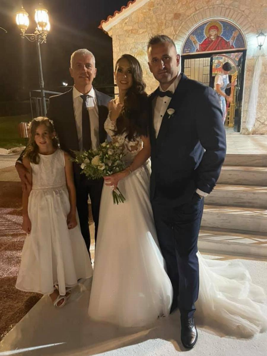 Καρολάιν Γλυκά Νερά: Παντρεύτηκε ο αστυνομικός που κρατούσε την κόρης της στην αγκαλιά του