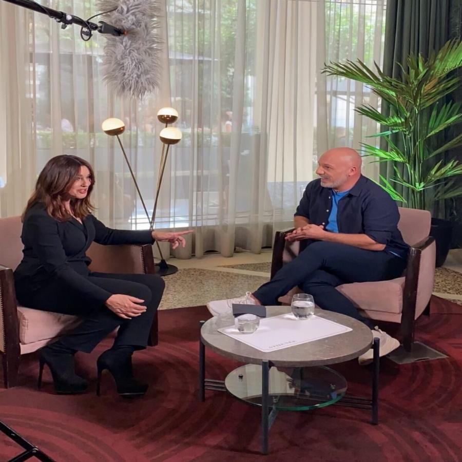 Η Μόνικα Μπελούτσι ομορφότερη από ποτέ στο Νίκο Μουτσινά: Οι πρώτες φωτογραφίες από το “Καλό Μεσημεράκι”