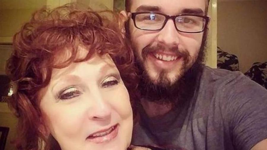 18χρονος γνώρισε 71χρονη στην κηδεία του γιου της και την παντρεύτηκε