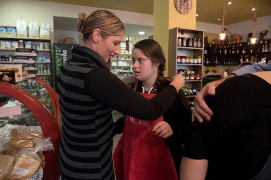 Εργασία και ευκαιρίες για όλους: Στη Δράμα ένας τυφλός και μία κοπέλα με σύνδρομο Down, σερβίρουν σε μεζεδοπωλείο