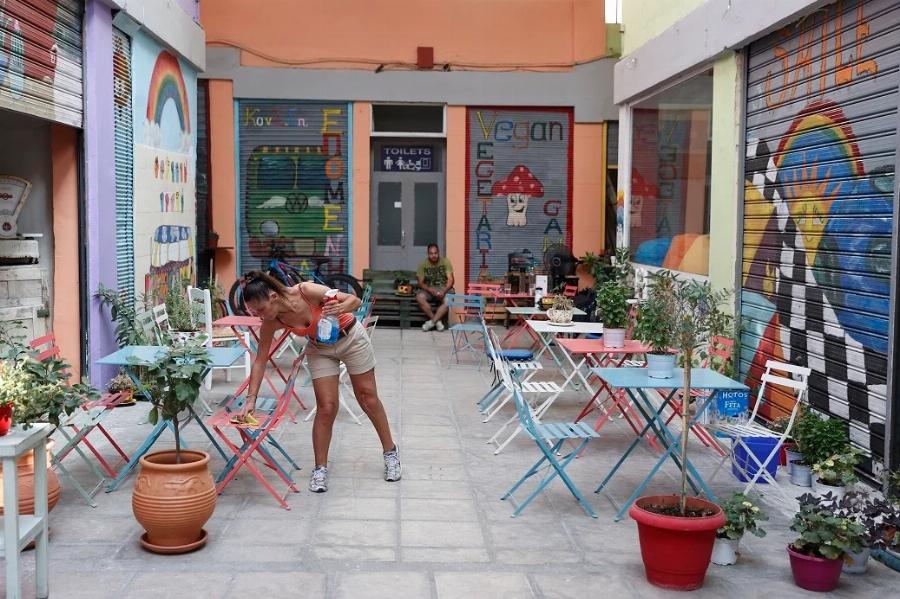 Θεσσαλονίκη: Άνοιξε το πρώτο μπαρ που οι σερβιτόροι είναι κωφοί και παραγγέλνεις μόνο στη νοηματική γλώσσα