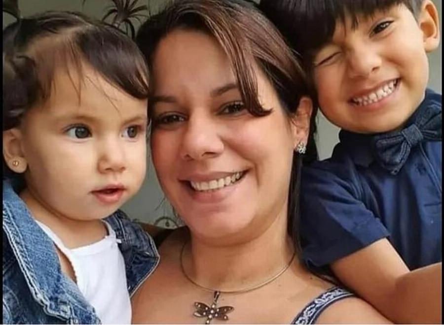 Μητέρα βρέθηκε νεκρή σε ναυάγιο – Κατάφερε να κρατήσει ζωντανά τα δυο της παιδιά