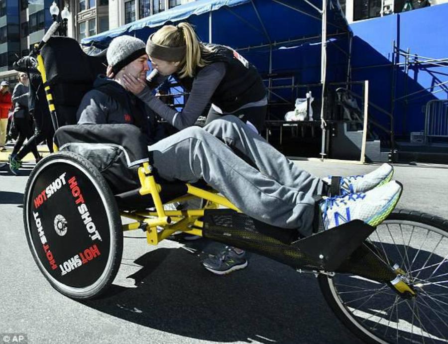 Ο ορισμός της αληθινής αγάπης: Έσπρωξε το καροτσάκι του τετραπληγικού συντρόφου της σε μαραθώνιο 42 χιλιομέτρων