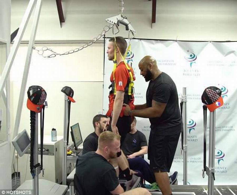 Ο ορισμός της αληθινής αγάπης: Έσπρωξε το καροτσάκι του τετραπληγικού συντρόφου της σε μαραθώνιο 42 χιλιομέτρων