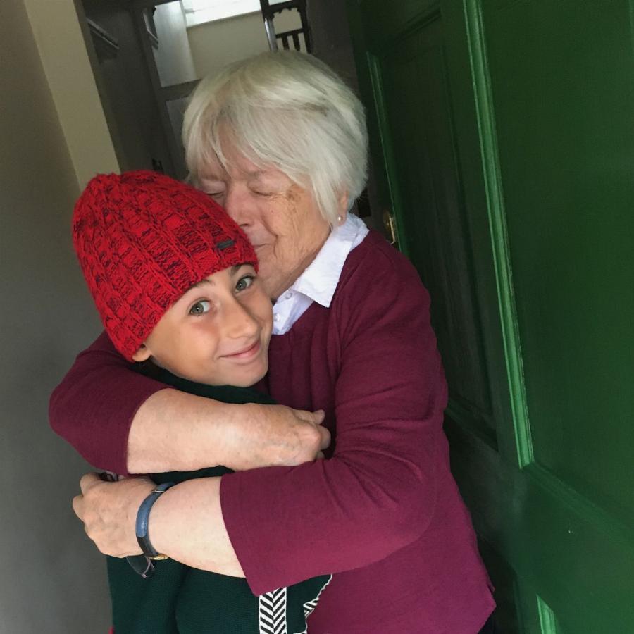 Δεκάχρονος περπάτησε 2.700 χιλιόμετρα για να μπορέσει να αγκαλιάσει τη γιαγιά του