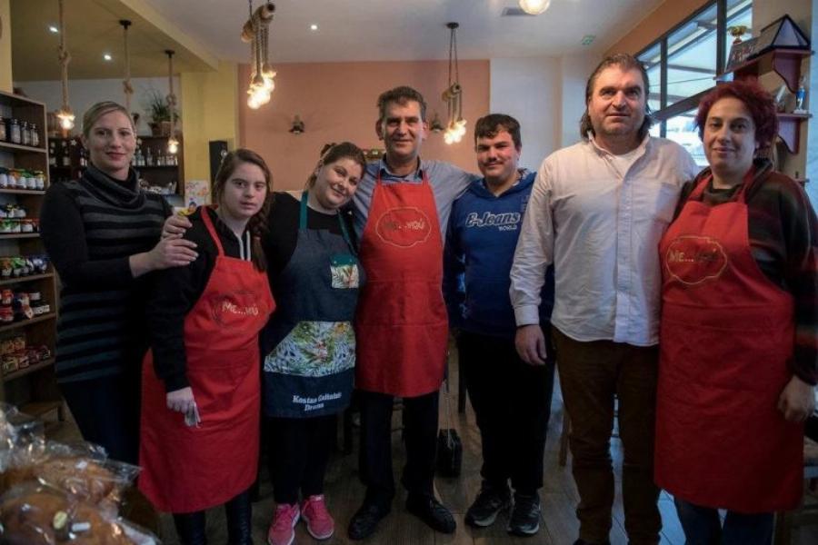 Εργασία και ευκαιρίες για όλους: Στη Δράμα ένας τυφλός και μία κοπέλα με σύνδρομο Down, σερβίρουν σε μεζεδοπωλείο