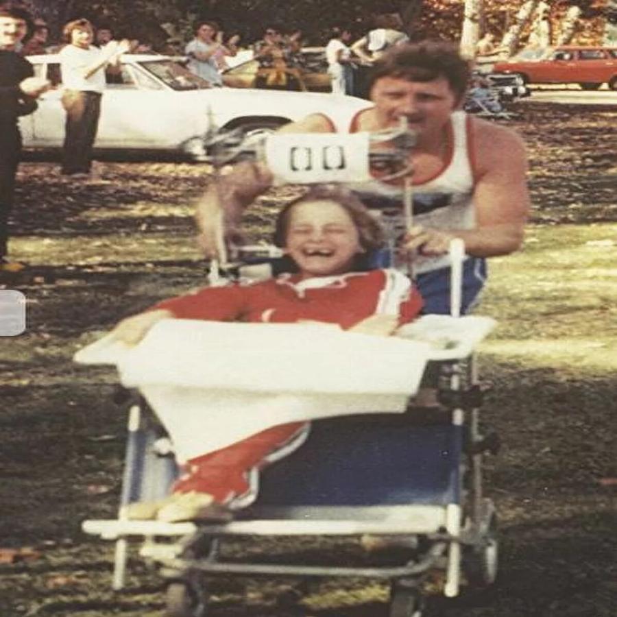 «Μπαμπά, όταν τρέχω, νιώθω να μην είμαι ανάπηρος»: Πέθανε ο πατέρας πρότυπο που έτρεχε με αμαξίδιο