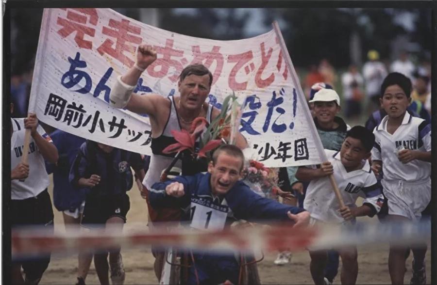«Μπαμπά, όταν τρέχω, νιώθω να μην είμαι ανάπηρος»: Πέθανε ο πατέρας πρότυπο που έτρεχε με αμαξίδιο