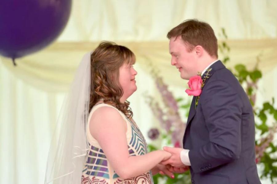 Η αληθινή αγάπη ξεπερνάει κάθε δυσκολία: Ο παραμυθένιος γάμος ενός ζευγαριού με Σύνδρομο Down